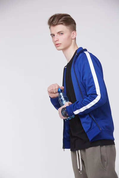 Knappe jongen in sportkleding — Stockfoto