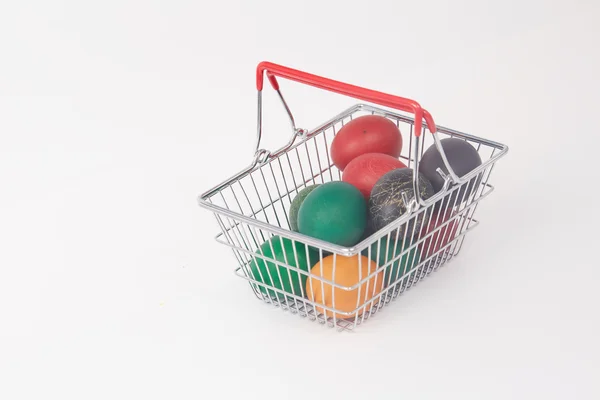 Ovos de Páscoa em cesta para compras — Fotografia de Stock