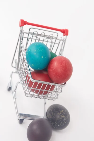 Ovos de Páscoa no carrinho de compras — Fotografia de Stock