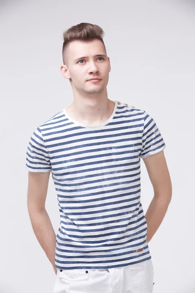 Hipster guy en t-shirt rayé — Photo