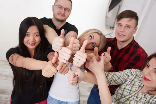 Studenti ukazuje palec — Stock fotografie