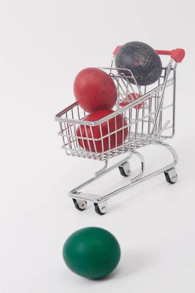 Ovos de Páscoa no carrinho de compras — Fotografia de Stock