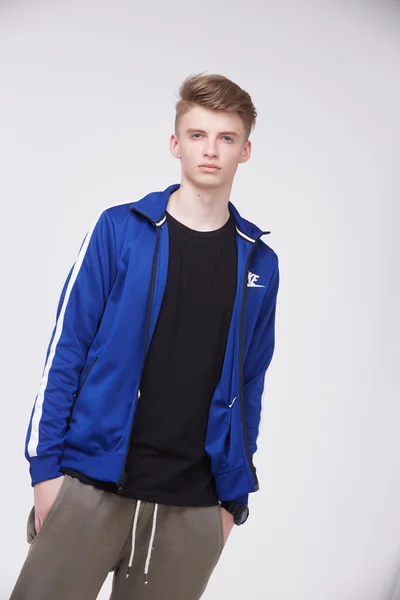 Knappe jongen in sportkleding — Stockfoto