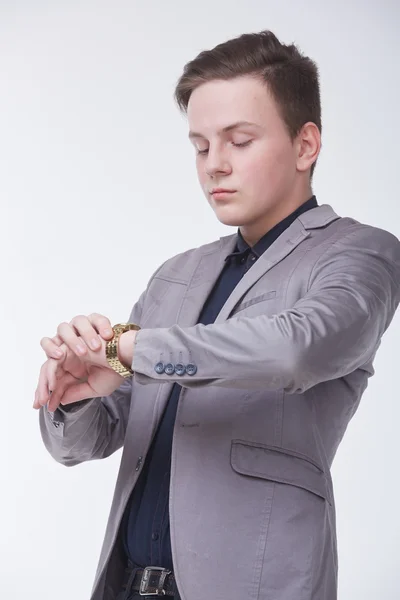 Uomo d'affari guardando orologio — Foto Stock