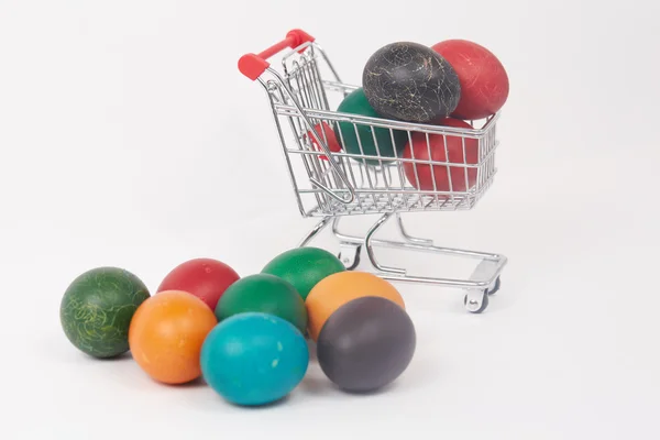 Velikonoční vejce v nákupní košík — Stock fotografie