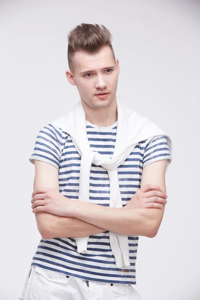 Hipster guy i randig t-shirt — Stockfoto