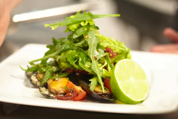 Salada com mexilhões no prato — Fotografia de Stock