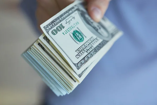 Dinero en mano masculina —  Fotos de Stock