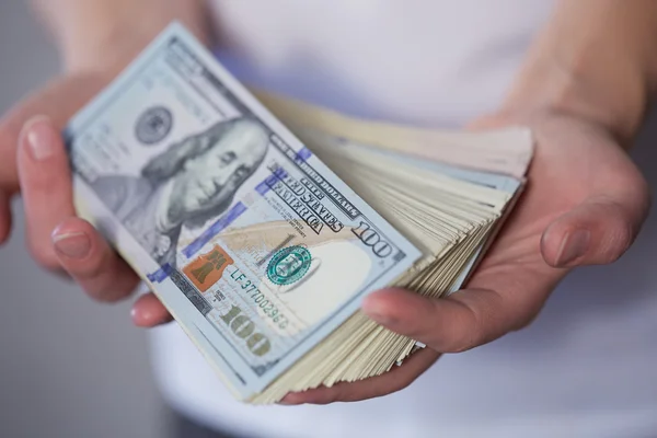 Geld in vrouwelijke handen — Stockfoto