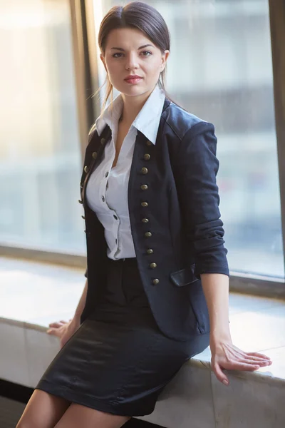 Mujer de negocios en el pasillo de la oficina — Foto de Stock