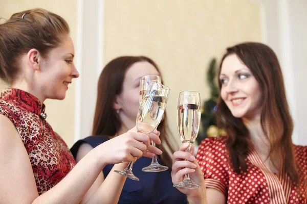 Femmes avec des verres de champagne — Photo