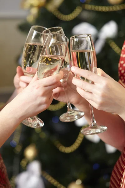 Glazen van champagne in vrouwelijke handen — Stockfoto