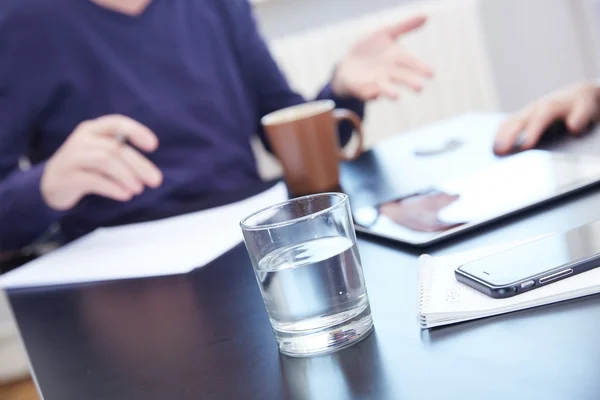 Empresarios discutiendo datos — Foto de Stock