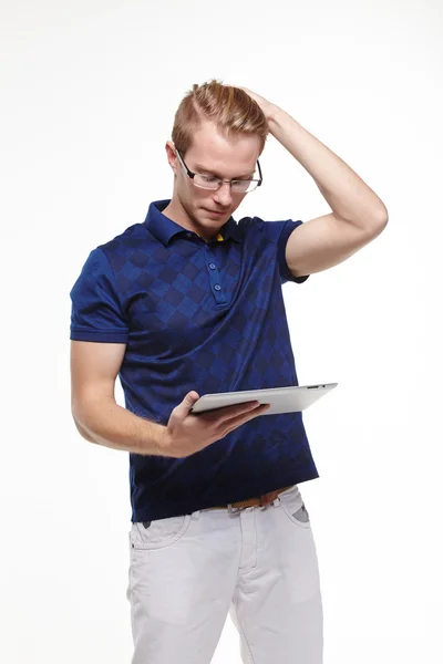 Hombre en gafas con tableta pc — Foto de Stock