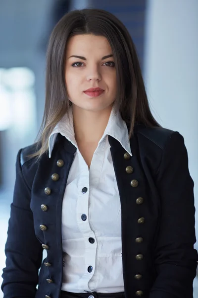 Mujer de negocios en el pasillo de la oficina — Foto de Stock