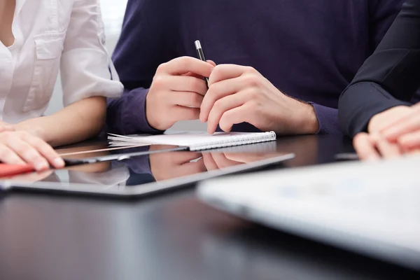 Empresarios discutiendo datos — Foto de Stock