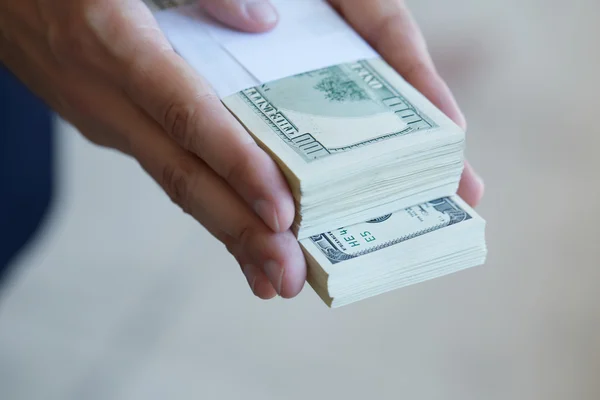 Geld in mannelijke handen — Stockfoto