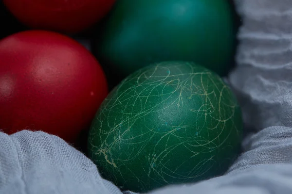 Huevos de Pascua doblados en tela —  Fotos de Stock