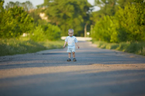 Jongetje op landelijke weg — Stockfoto