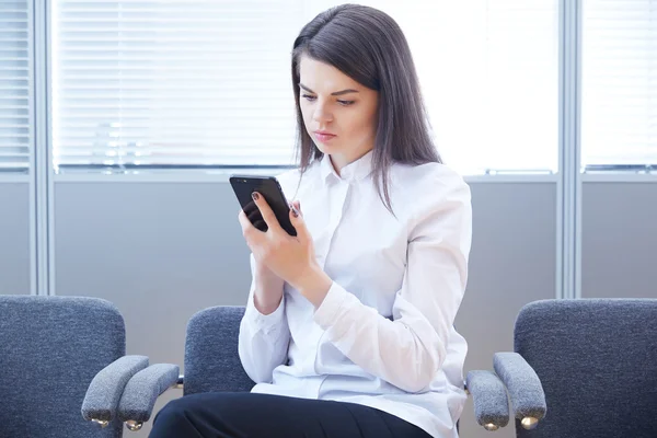 Affärskvinna med mobiltelefon — Stockfoto