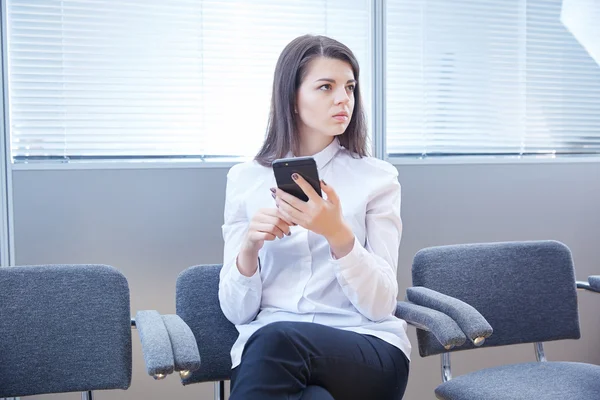 Mujer de negocios con teléfono móvil — Foto de Stock