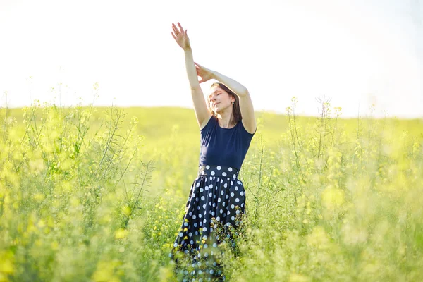 Chica en el campo de floración — Foto de Stock