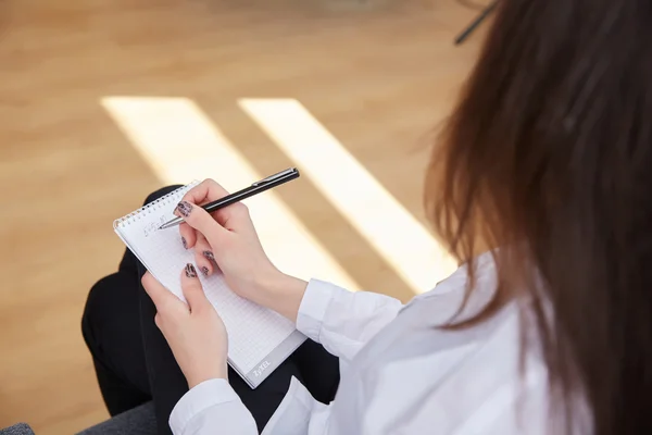 Mujer de negocios que trabaja en la oficina — Foto de Stock