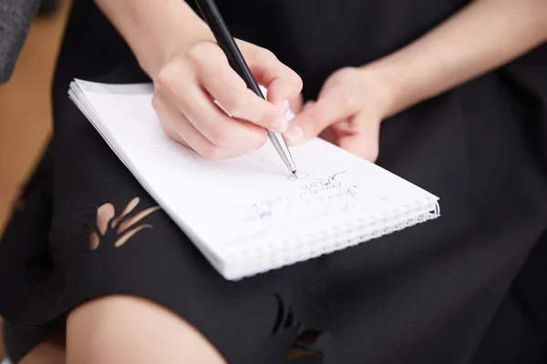 Empresaria escribiendo en bloc de notas — Foto de Stock