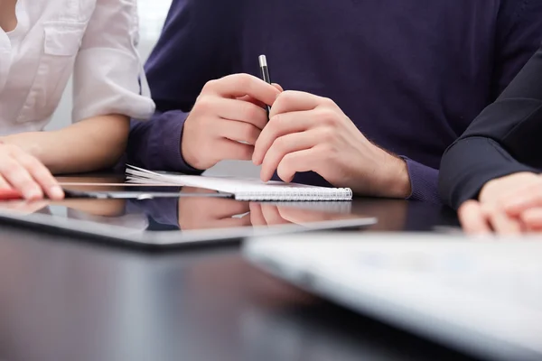 Empresarios discutiendo datos — Foto de Stock