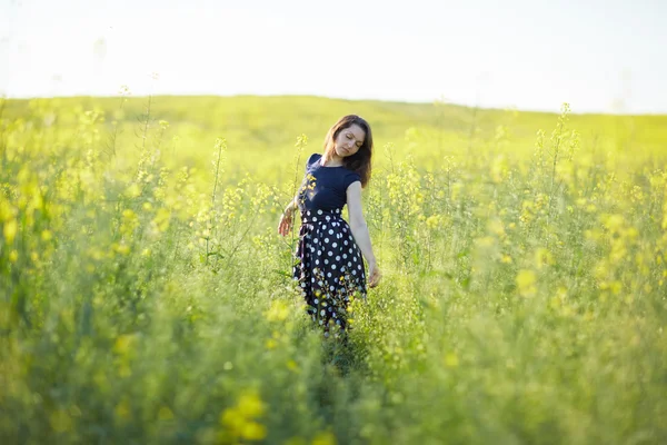 Fille sur la floraison champ — Photo