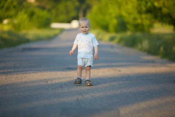 Lille dreng på landevejen - Stock-foto