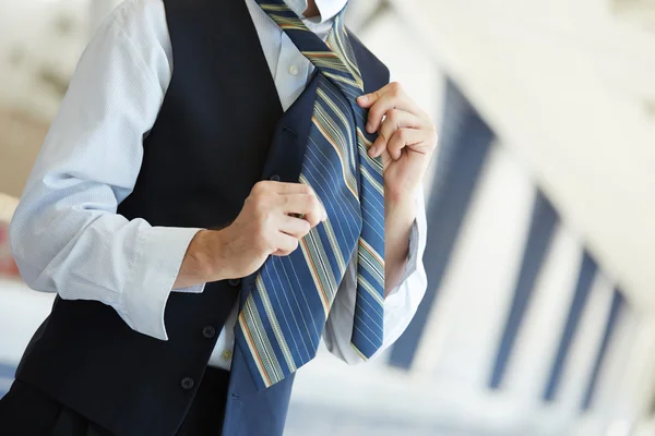 Empresario atándose la corbata — Foto de Stock