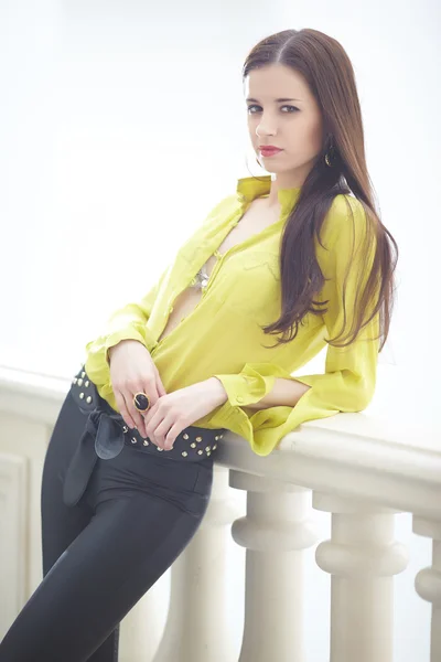 Schöne Frau in gelber Bluse — Stockfoto