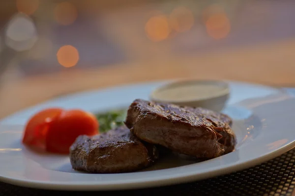 Filete con salsa y verduras — Foto de Stock