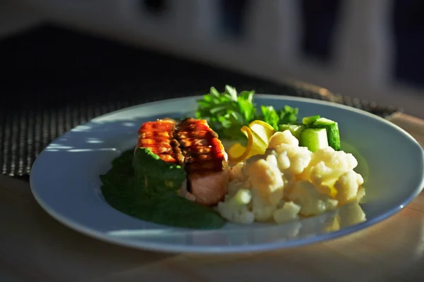 Red fish with vegetables — Stock Photo, Image