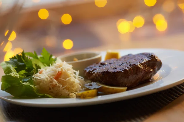 Filete con salsa y verduras — Foto de Stock