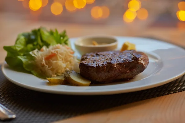 Biftek sosu ve sebze ile — Stok fotoğraf
