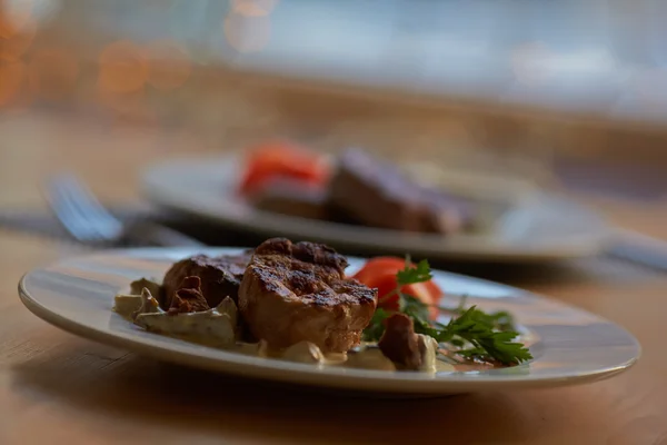 Biftek sosu ve sebze ile — Stok fotoğraf