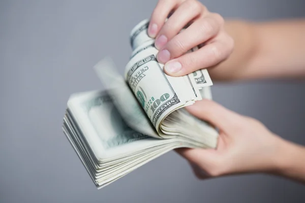 Peníze v ženských rukou — Stock fotografie