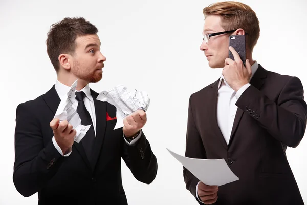 Hombres de negocios discutiendo documentos — Foto de Stock