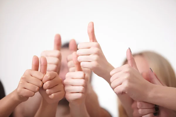 Oameni care gestează degetele în sus Imagini stoc fără drepturi de autor
