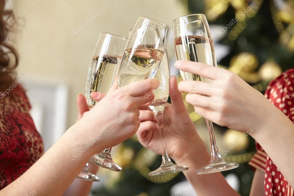бокалы с шампанским. открывает шампанское. откуда пошла традиция шампанское на новый год. бокалы для родителей. бутылочный напитки на новогодний стол узбекистан.