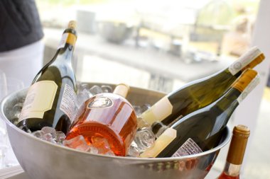 buz küpleri soğutulmuş şarap şişesi