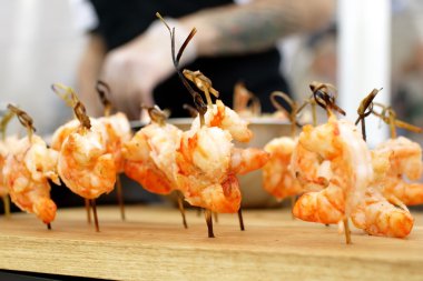 Kızarmış karides şiş üzerinde