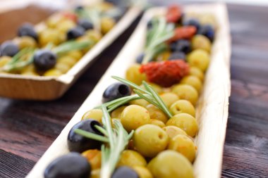 Siyah ve yeşil zeytin