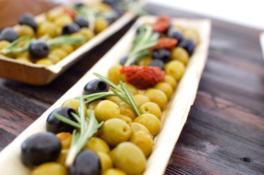 Siyah ve yeşil zeytin