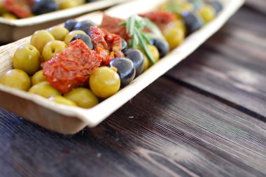 Siyah ve yeşil zeytin