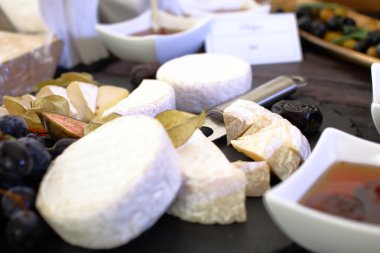 peynir, zeytin, çilek, soslar, aperatifler