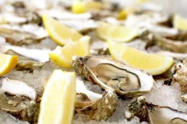Midye ve limon dilimleri