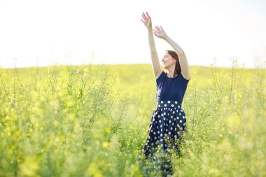 çiçek açan alan kız